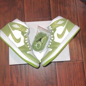 Wmn Air Jordan Mid Se